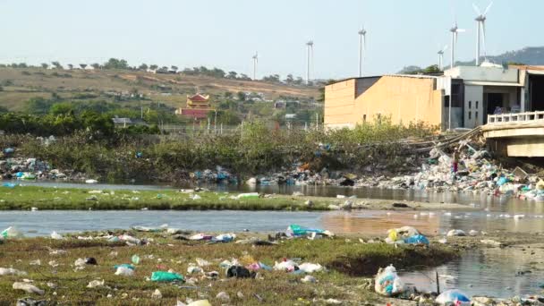 Παράθεση Της Παραγωγής Πράσινης Ενέργειας Ανεμογεννήτριες Και Μολυσμένων Ποταμών — Αρχείο Βίντεο