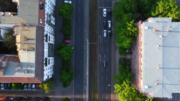 Camera Відстежує Автомобілі Traffic Чекає Перехресті Виїжджає Безпілотного Літального Дрона — стокове відео