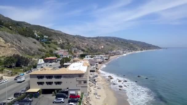 Breakwater Parking Lot Directly Beach Daring Aerial View Fast Flight — Vídeos de Stock