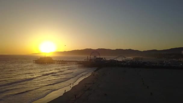 Langzame Beweging Tijdens Zonsondergang Helikopter Vliegt Zon Geweldige Luchtfoto Vlucht — Stockvideo