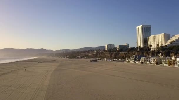 Prázdná Pláž Osamělá Procházka Při Západu Slunce Hladký Letecký Pohled — Stock video