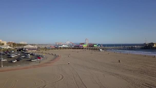 People Beach Parking Lot Front Santa Monica Pier Amazing Aerial — Stockvideo