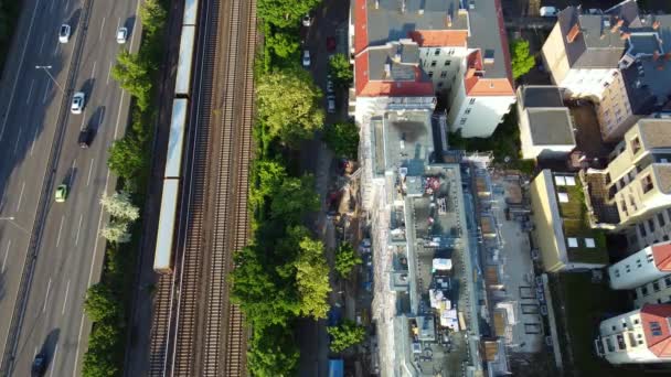 Cars Autobahn Bahn Train Street Unbelievable Aerial View Flight Subject — Vídeo de stock