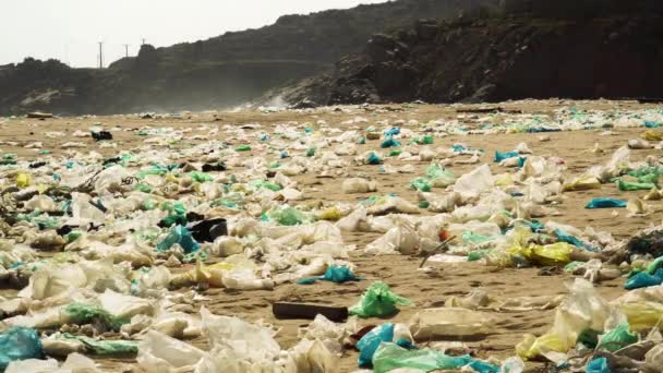 Garbage Scattered Vietnamese Beach Flying Wind Static Low Pov — Stock video