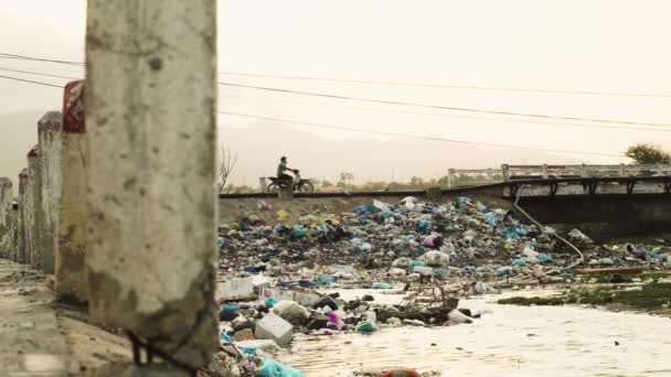Traffic City Bridge Vietnam Garbage Accumulated River Bank Static — Stockvideo