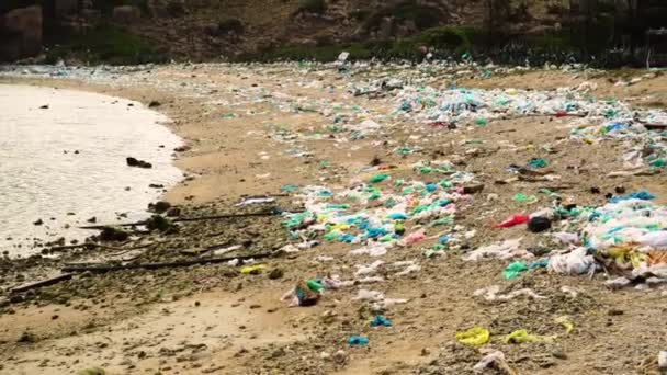 Panning Panorama Dirty Beach Polluted Plastic Ocean Trash — Vídeo de Stock