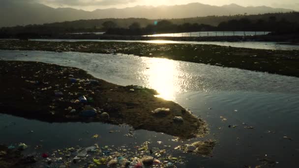 Polluted Area Sunset Water Reflection Plastic Waste Toxic Landfill — Vídeo de Stock