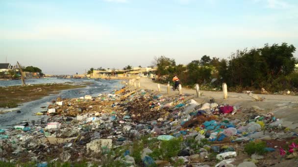 Üçüncü Dünya Ülkesindeki Yol Kenarı Nehri Plastik Çöplerle Kirlenmiş Moped — Stok video