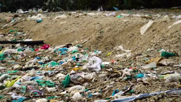 Close Pan Left Shot Garbage Scattered Vietnamese Beach — Stock Video