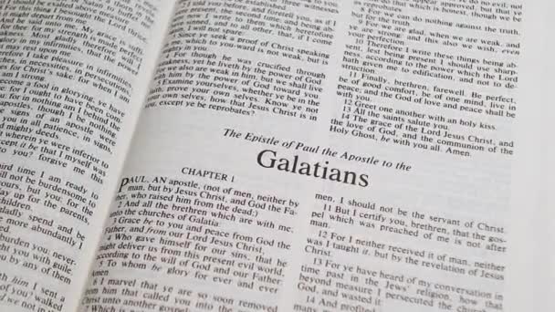 Close Shot Bible Page Przejdźmy Księgi Galatów — Wideo stockowe