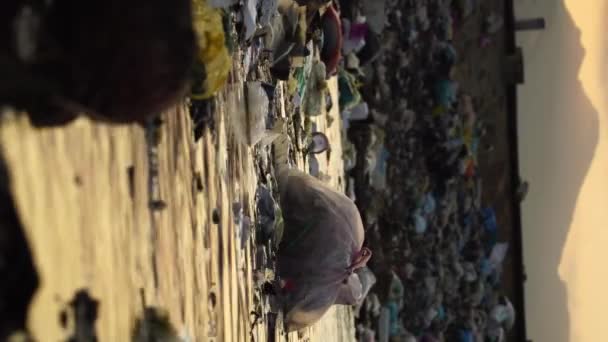 Karanlık Çöktüğünde Kirli Nehirde Yüzen Plastik Çöpler Dikey Çekim — Stok video