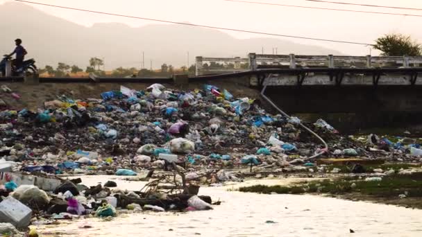 Ampliar Revelando Vertedero Desolador Las Montañas Paisaje Natural Con Río — Vídeo de stock