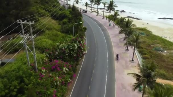 Irriconoscibile Surfista Guidare Moto Strada Panoramica Sulla Costa Tropicale Vietnam — Video Stock