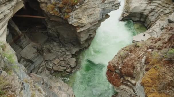 有山水的溪流的顶部视图 — 图库视频影像