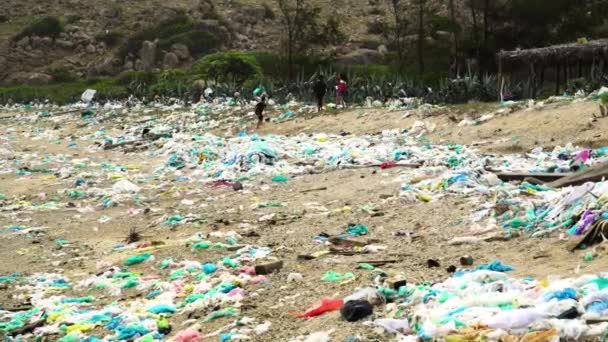 Close Very Polluted Beach Touristic Island Binh Hung Kids Playing — Stock Video