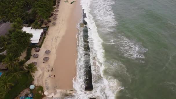 从空中俯瞰美丽的海滩 被台风侵蚀的海岸 — 图库视频影像