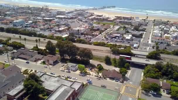 Highway 101 Kusten Bakgrunden Träpiren Fantastisk Antenn Utsikt Flygning Panorama — Stockvideo