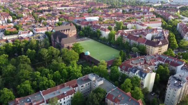 Γερμανική Σχολή Μεγάλο Γήπεδο Ποδοσφαίρου Στην Πόλη Όμορφη Εναέρια Άποψη — Αρχείο Βίντεο