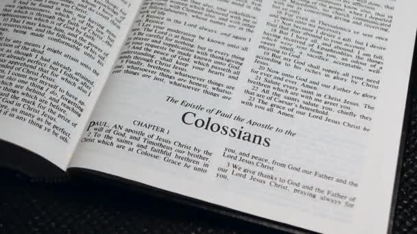 Крупним Планом Біблійна Сторінка Повернувшись Книги Колоссян — стокове відео