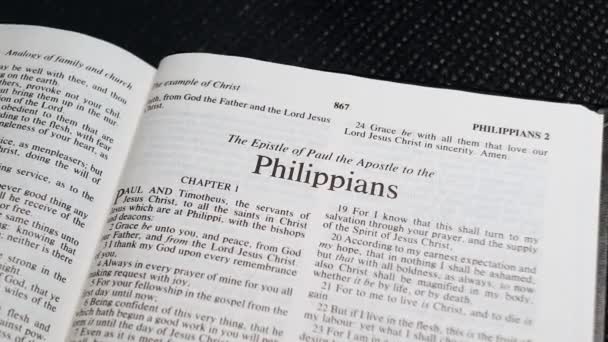 Close Shot Bible Page Przejdźmy Księgi Filipian — Wideo stockowe