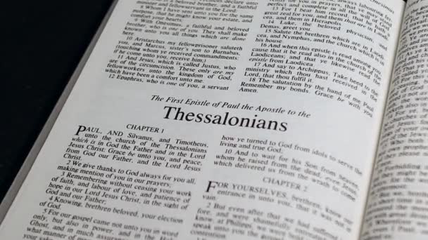 Primer Plano Página Bíblica Pasando Libro Los Primeros Tesalonicenses — Vídeo de stock