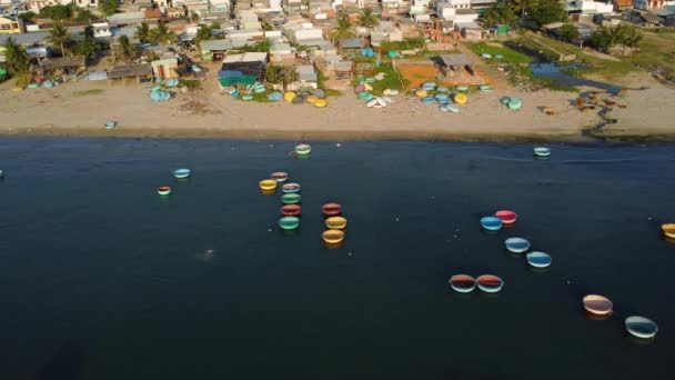 Letecké Kulaté Vietnamské Koraklové Rybářské Lodě Kotvící Pobřeží Rybářské Vesnice — Stock video