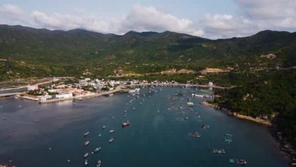 Vista Aérea Barcos Pesca Flutuando Mar Calmo Com Vila Costeira — Vídeo de Stock