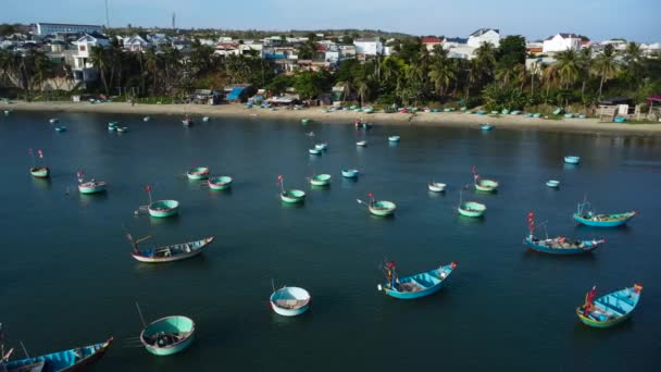 Una Vista Aérea Costa Vietnamita Barcos Casuales Coráculos Están Amarrados — Vídeos de Stock