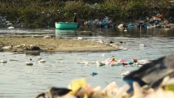 Asya Vietnam Bir Akıntısı Nehrinde Çöp Toplayan Fakir Bir Adam — Stok video