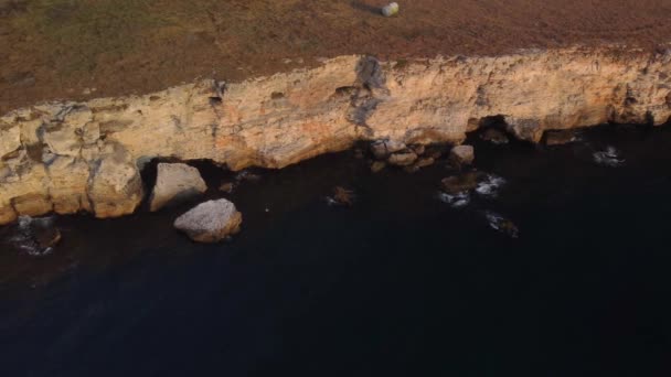 Dron Shora Dolů Letecký Pohled Vlny Šplouchají Skalnaté Pobřeží Pozadí — Stock video