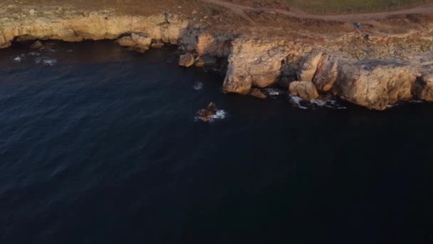 Drone Top Naar Beneden Luchtfoto Van Golven Spatten Tegen Rotsachtige — Stockvideo