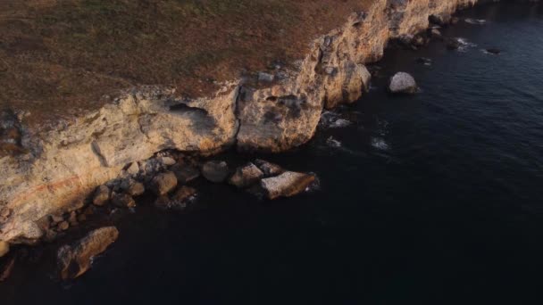 Dron Shora Dolů Letecký Pohled Vlny Šplouchají Skalnaté Pobřeží Pozadí — Stock video