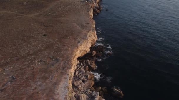 Drone Top Naar Beneden Luchtfoto Van Golven Spatten Tegen Rotsachtige — Stockvideo