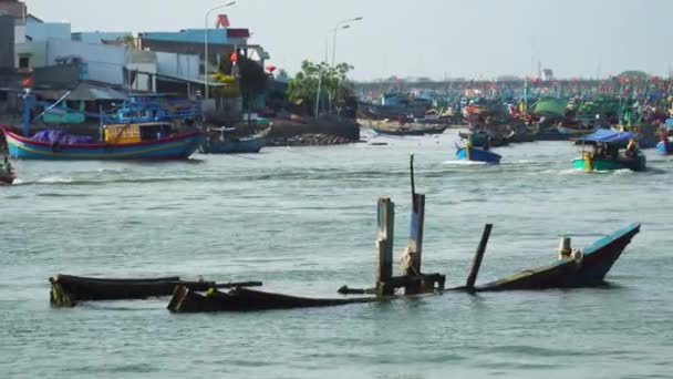Old Capsized Vietnamese Fishing Boat Fishing Harbor Southeast Asia — Video