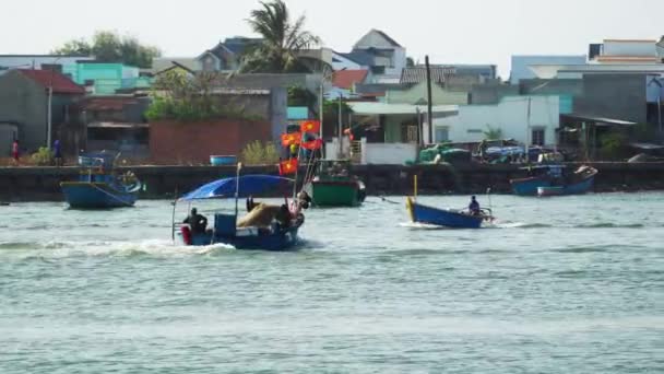 Muitos Navios Pesca Pequenos Que Navegam Rio Local Perto Cidade — Vídeo de Stock