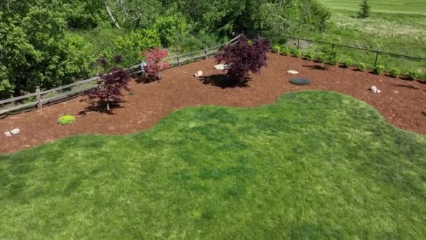 Aerial View Well Maintained Backyard Space Fresh Layer Bark — Vídeo de Stock