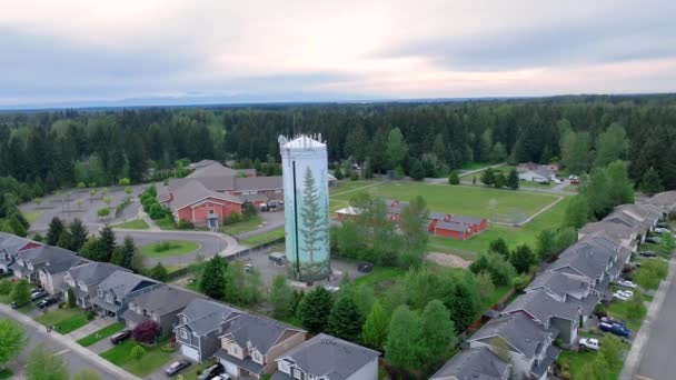 Orbiting Aerial Shot Suburban Water Tower Elementary School Background — ストック動画