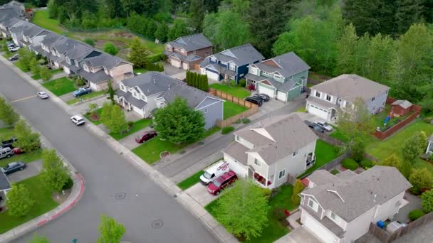 ユニークなアメリカの近所のレイアウトで郊外の家のドローンショット — ストック動画