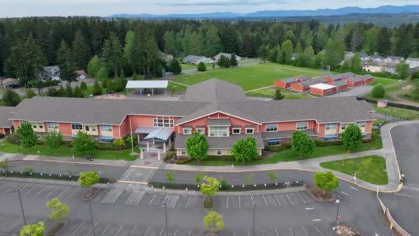 Antenne Einer Neuen Grundschule Mit Leerem Parkplatz — Stockvideo