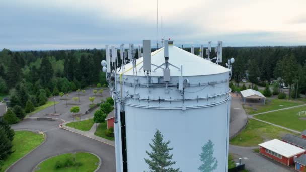 Equipo Aéreo Torre Celular Parte Superior Una Torre Agua Atardecer — Vídeo de stock