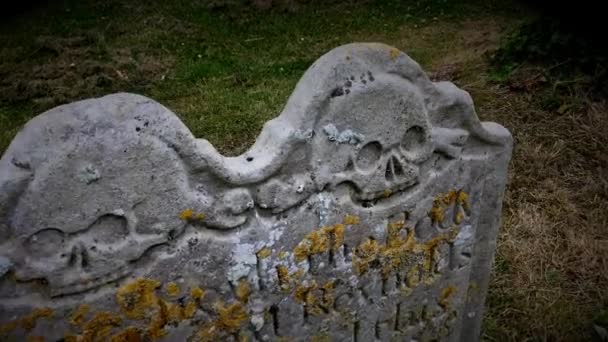 Gravestone Assustador Antigo Que Caracteriza Crânio Cemitério Reino Unido — Vídeo de Stock