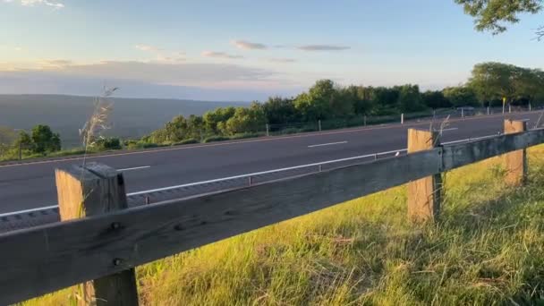 Pojazdy Przejeżdżające Obok Kamery Autostradzie Międzystanowej Postoju — Wideo stockowe