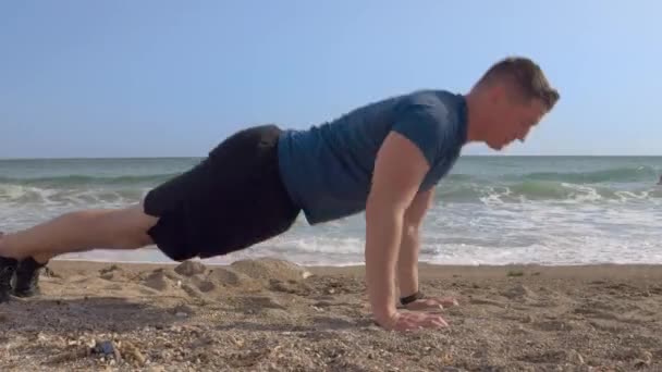 Joven Caucásico Con Pelo Corto Haciendo Flexiones Deportes Playa Arena — Vídeos de Stock