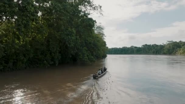 Tiro Aéreo Barco Passageiros Navegando Rio Amazonas — Vídeo de Stock