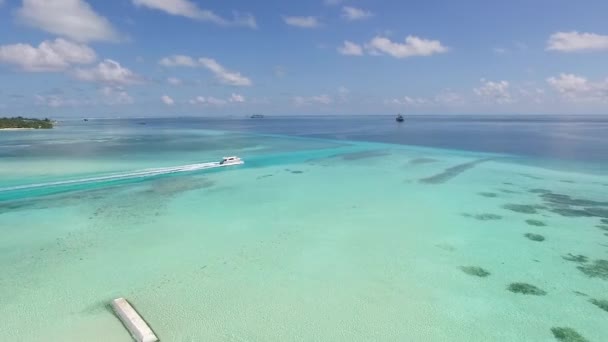 Drone Voando Atrás Barco Oceano Indiano Maldivas Full — Vídeo de Stock