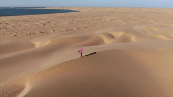 Woman Holding Purple Blanket Air While Saharan Wind Waving — Stok video