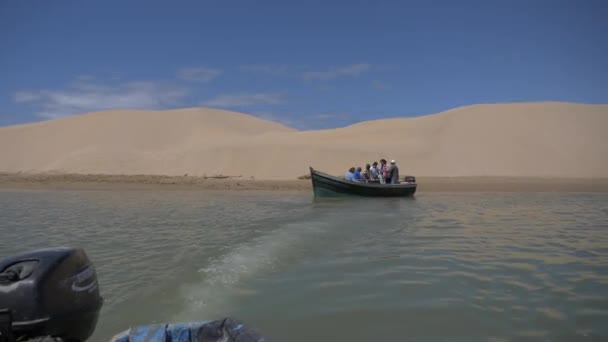 Balıkçı Teknesindeki Bir Grup Turist Bir Sonraki Durak Için Hazırlanıyor — Stok video