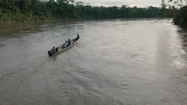 Boot Mit Touristen Auf Dem Amazonas Ecuador Drohnenschuss Aus Der — Stockvideo