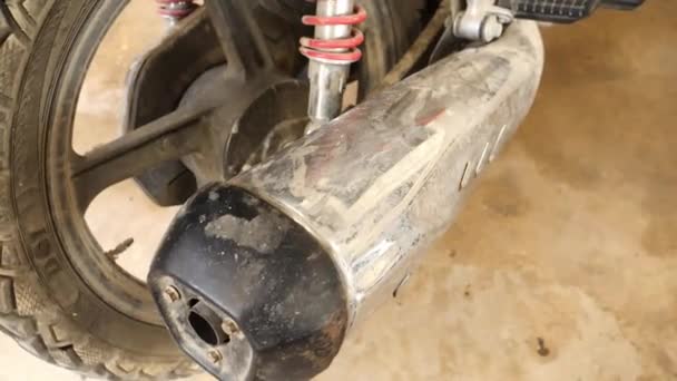 Close View Dirt Covered Exhaust Pipe Honda Cb150F Circle Dolly — Vídeos de Stock