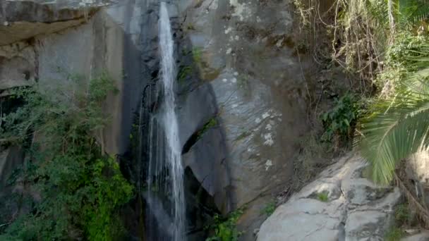 Cascada Yelapa Flow Rocky Ledge Rainforest Jalisco Mexiko Tilt Aus — Stockvideo